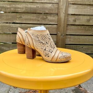 NEVER WORN L’Artiste by Spring Step leather eyelet heeled boots